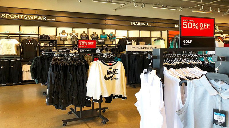 Hàng outlet bày bán trong một cửa hàng